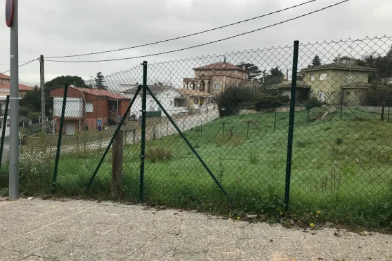 solar en venda al costat d'unes cases a Girona